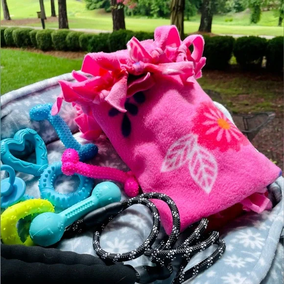 NWT🐾💗Small Dog Gift Bed Basket💗🐾Comes w/leash,blanket,8 great toys,plush…